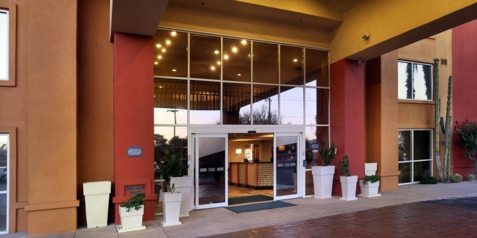 Holiday Inn Express Hotel & Suites Scottsdale - Old Town, An Ihg Hotel Exterior photo